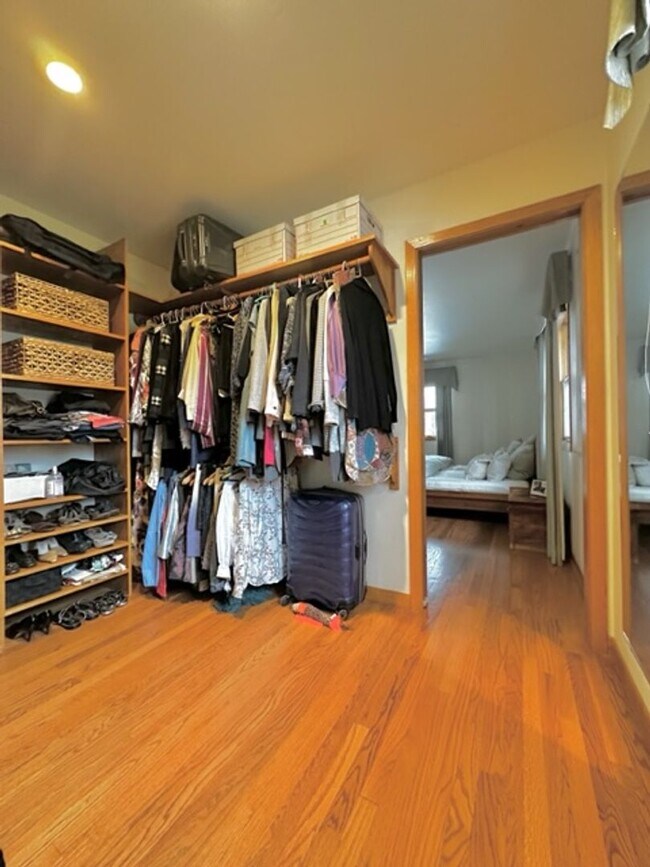 Building Photo - Beautiful / Spacious 3 Bed 3 Bath Ranch Style Single Family Home!