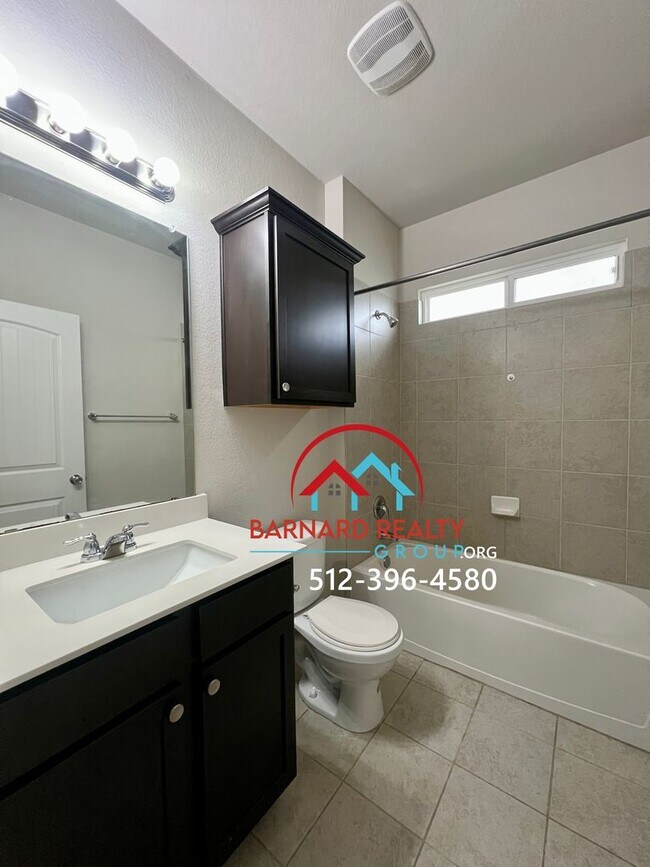 Building Photo - **APPLICATION PENDING!**2 bed/2 bath in De...