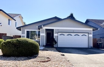 Building Photo - 1569 Golf Course Dr