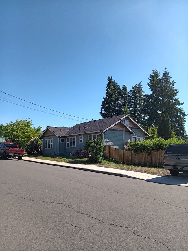 Building Photo - Roommate wanted: Young Professional Monmou...