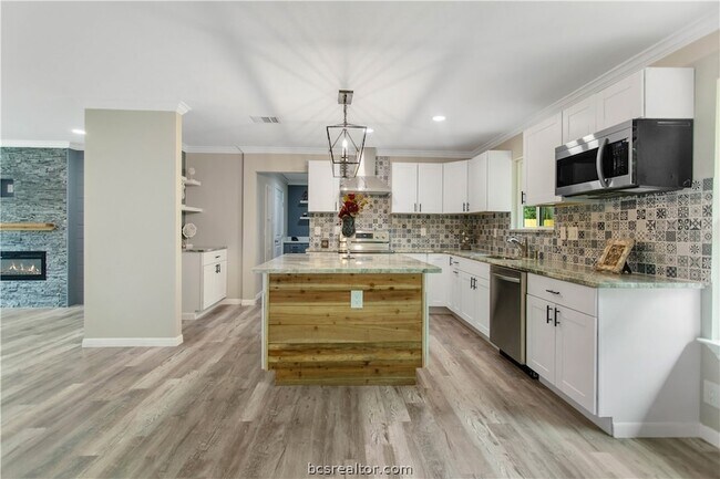 Building Photo - 904 Westview Cir