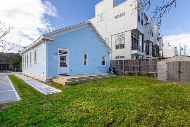 Building Photo - 1616 Alamo St