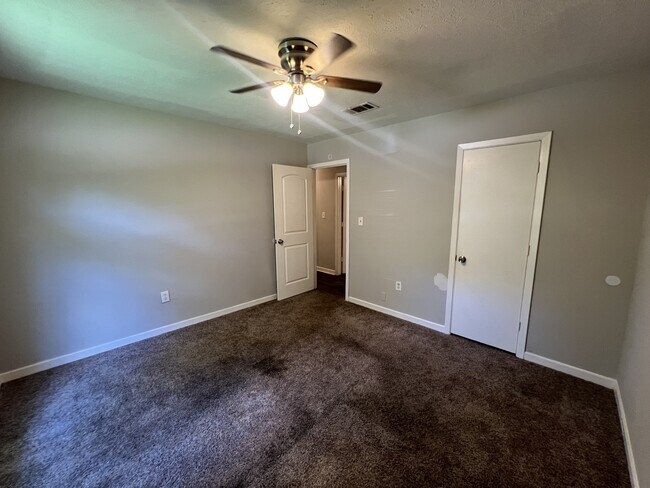Building Photo - 2915 Longwood Dr