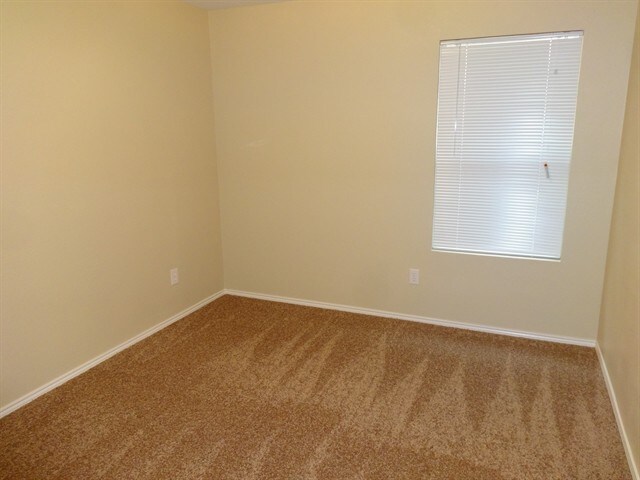 Building Photo - 1120 Boxwood Dr