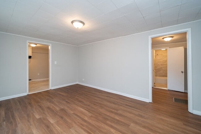 Building Photo - 510 W Lake Dr