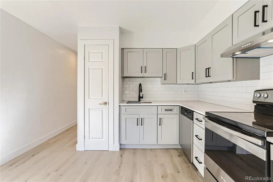 Building Photo - 1632 Chester St