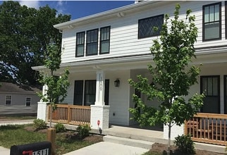 Building Photo - 2 bed/2.5 bath in the Nations!