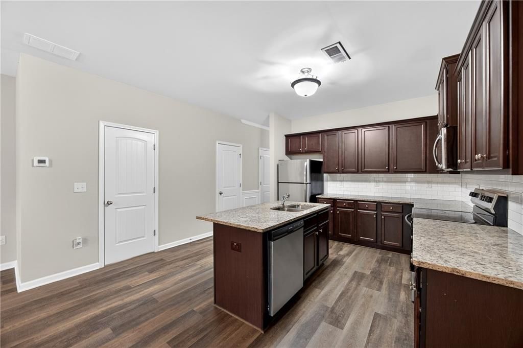 Building Photo - 4497 Ravenwood Dr