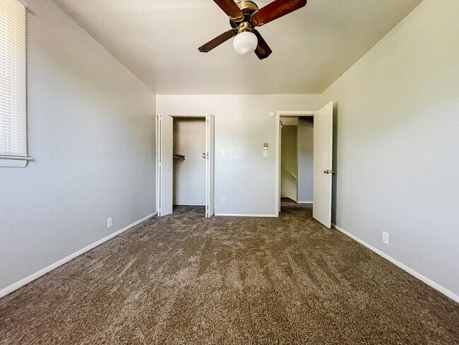 Building Photo - 8200 & 8202 W Butternut Rd