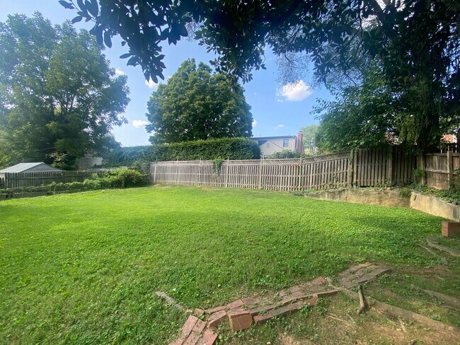 Building Photo - NICE  3BR RAMBLER CLOSE TO NIH