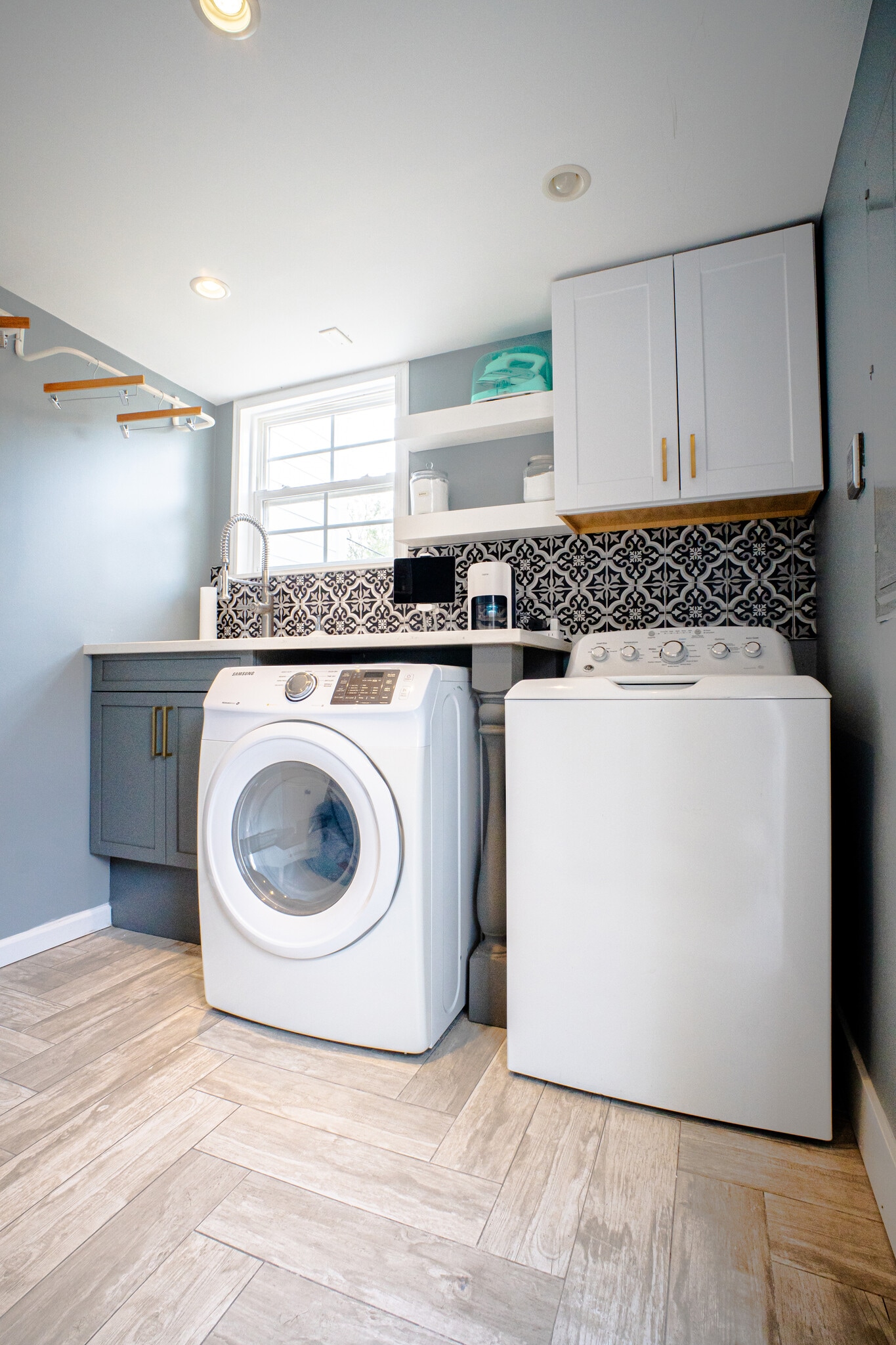 Spacious laundry room with sink and cabinets - 1215 Landon Ave