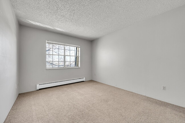 Building Photo - $1,395.00, 2 bed, 1 bath located in Denver...