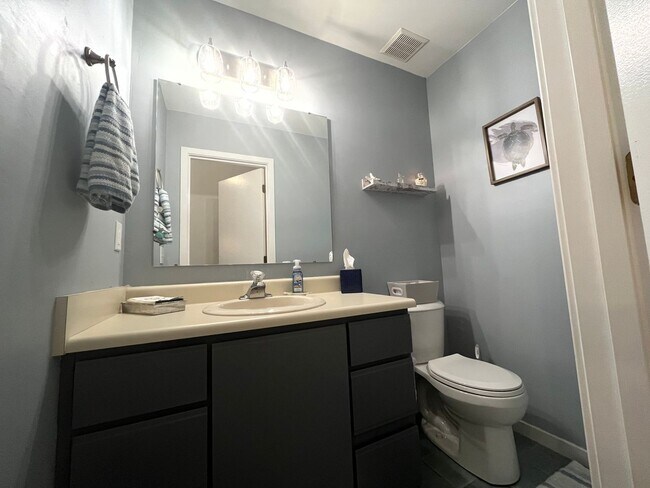 Building Photo - 6-month SUMMER rental within minutes of Wrightsville Beach!