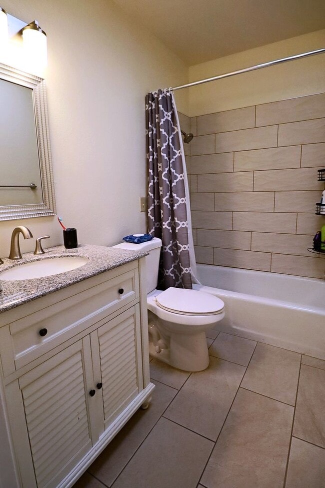 Building Photo - Welcome to this stunning  Unfurnished 2-bedroom, 2-bathroom home centrally Located!