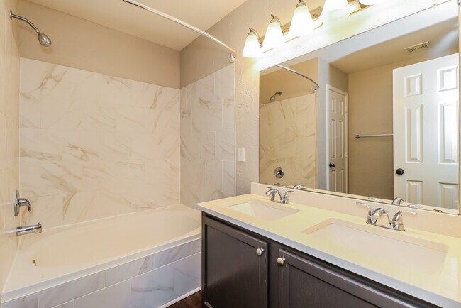 Building Photo - 1825 Shasta View Dr