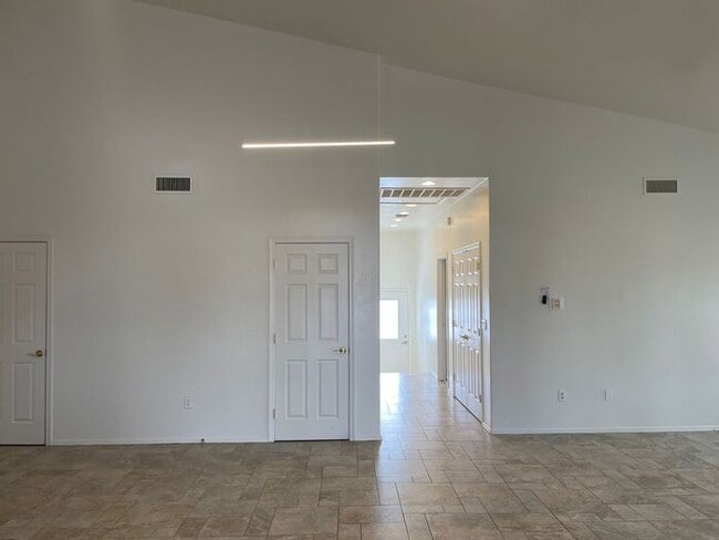 Building Photo - 3Bdm 3Ba close to U of A! must see!
