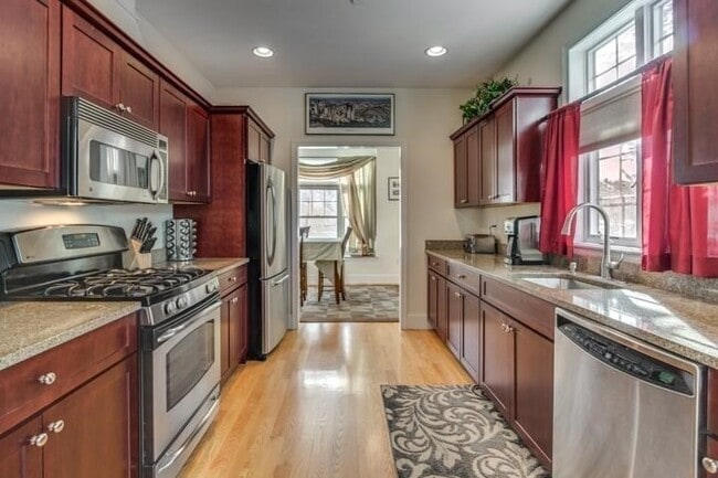 Building Photo - 142 Bigelow St