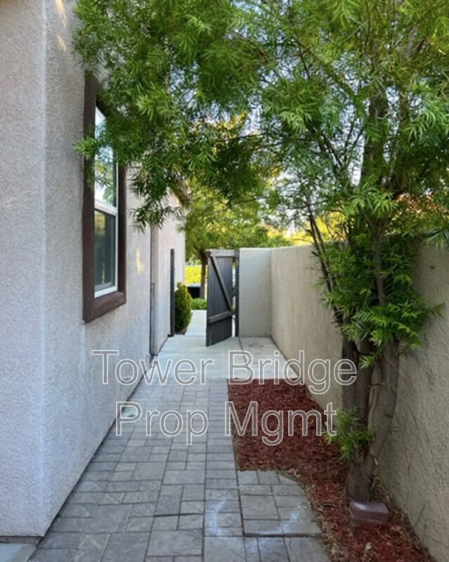 Building Photo - 3057 Village Park Dr