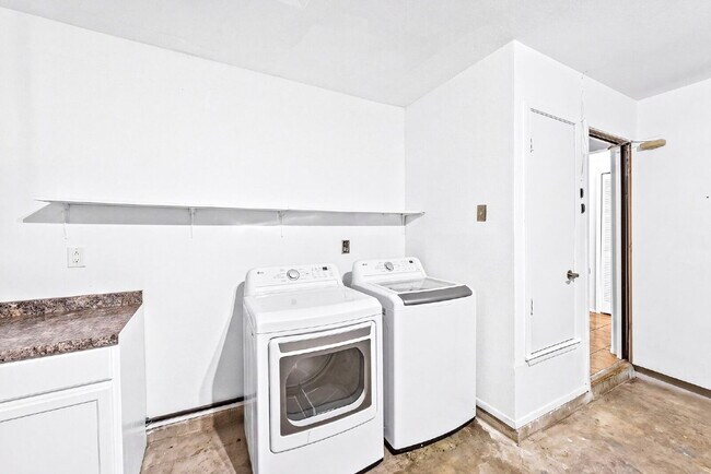 Building Photo - MINUTES FROM LACKLAND, MILES FROM BORING