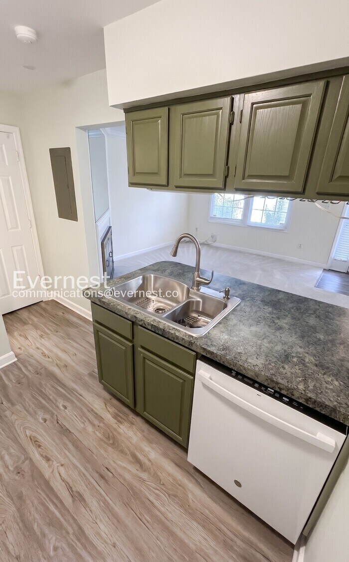 Building Photo - 12135 Salemtown Dr