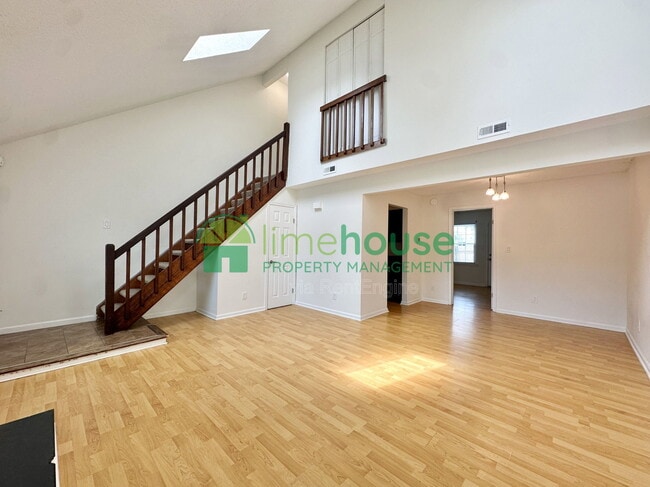 Building Photo - 3207 Creekside Dr