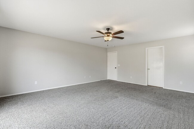 Building Photo - HUGE 6 Bedroom Home - Westgate and Freeways Nearby!