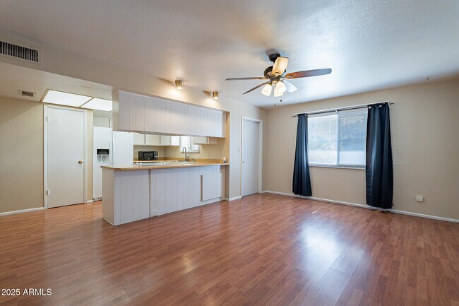 Building Photo - 2808 S Terrace Rd