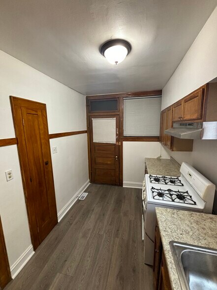 Building Photo - 7935 S Ellis Ave