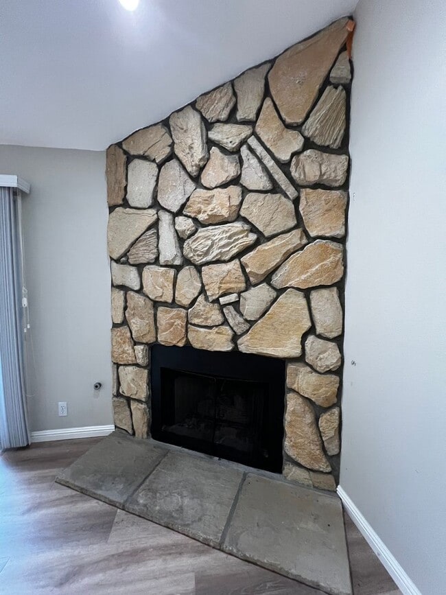 Building Photo - 2 Bedroom 1.5 Bath Townhouse Condo for Rent in the Heart of Monrovia