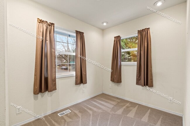 Building Photo - Darling 2 Bedroom North Tabor Home With Of...