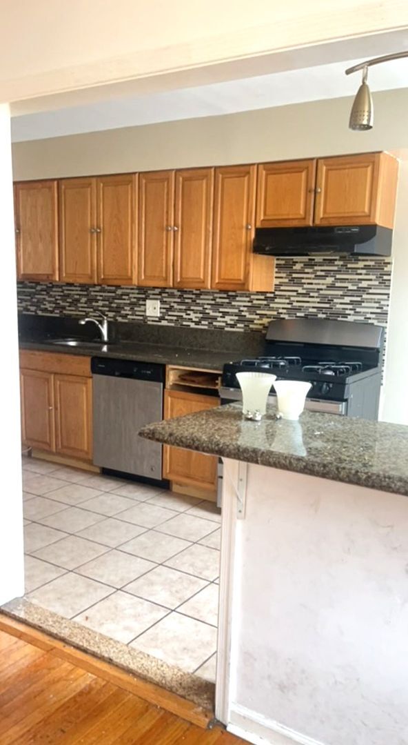 Building Photo - Stunning 3-Bedroom Townhome in East Oak Lane! Available NOW!