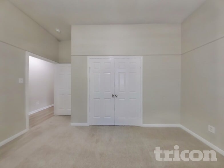 Building Photo - 352 Meadow Park