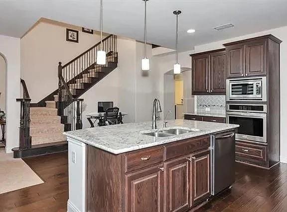 Building Photo - 913 Yarrow St