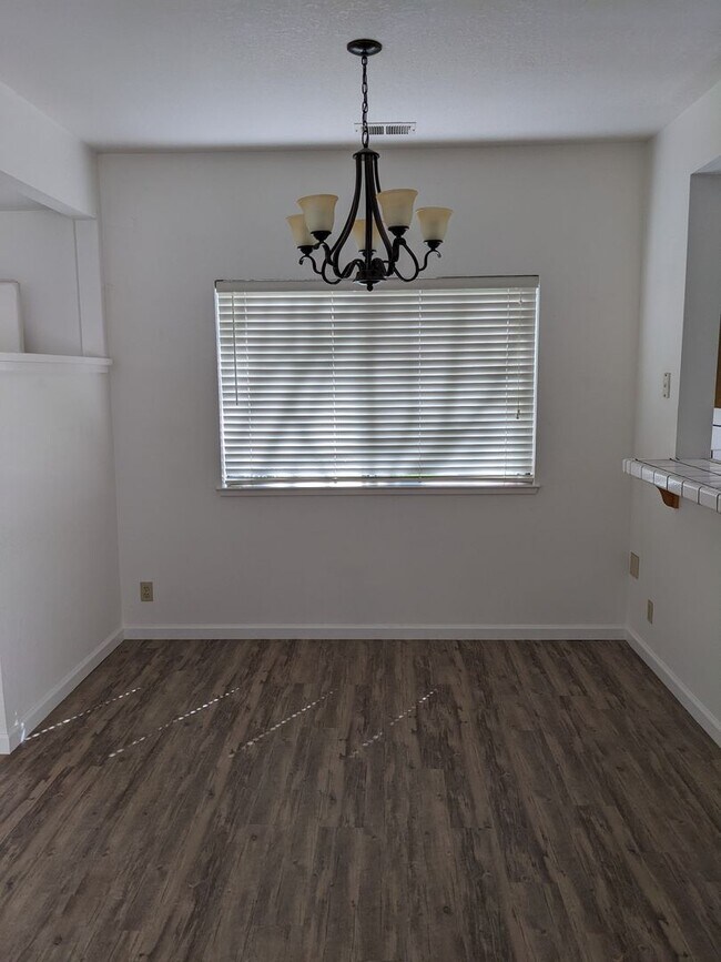 Building Photo - Ground floor Condo with Garage