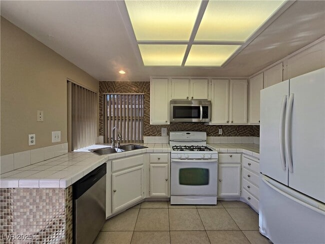 Building Photo - 8120 Sandy Creek Dr