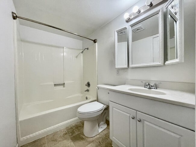 Building Photo - Large yard, 2 bed 1 bath home