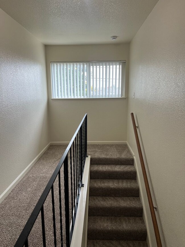 Building Photo - NICE UPDATED DUPLEX IN SACRAMENTO!!