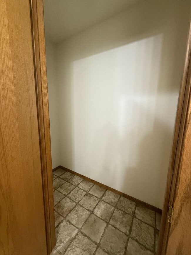 Building Photo - Sunrise Estates - 213