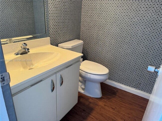 Building Photo - 625 Oaks Dr