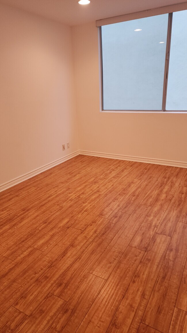 Building Photo - 303 N Swall Dr