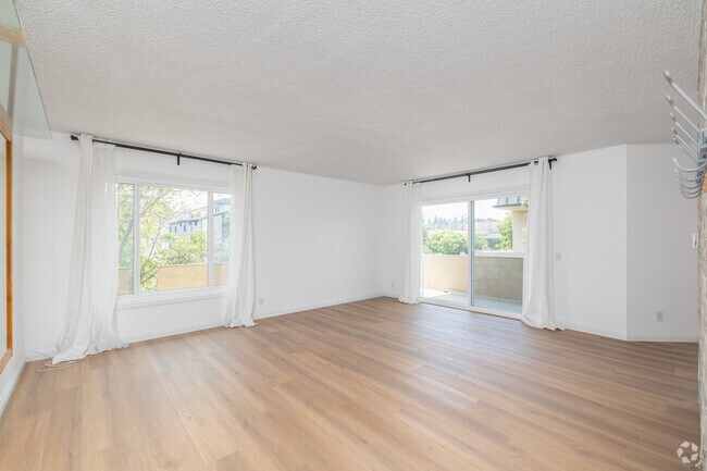 2BR, 2 BA - 990SF - Living Room - 3526 Keystone Ave