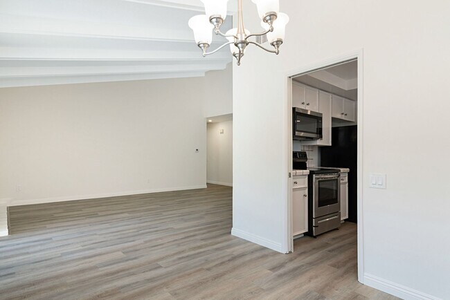 Building Photo - Beautiful & Large Home in Quiet Gatewood Hills - Private Backyard - 2-Car Garage