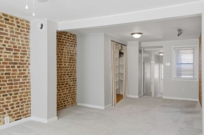Building Photo - 420-A S Regester St