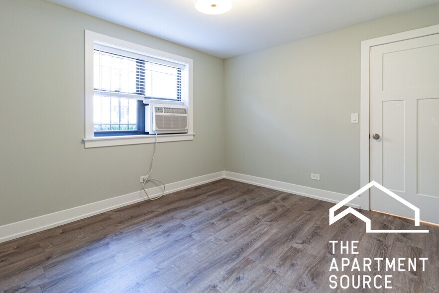 Building Photo - 454 W Barry Ave