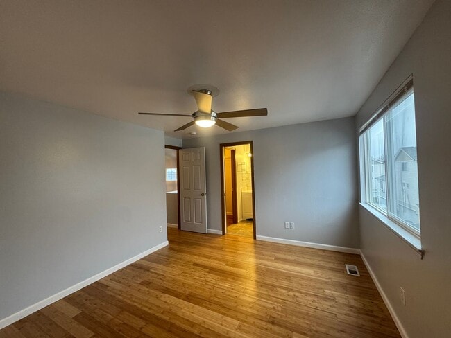 Building Photo - 11219 3rd Ave E