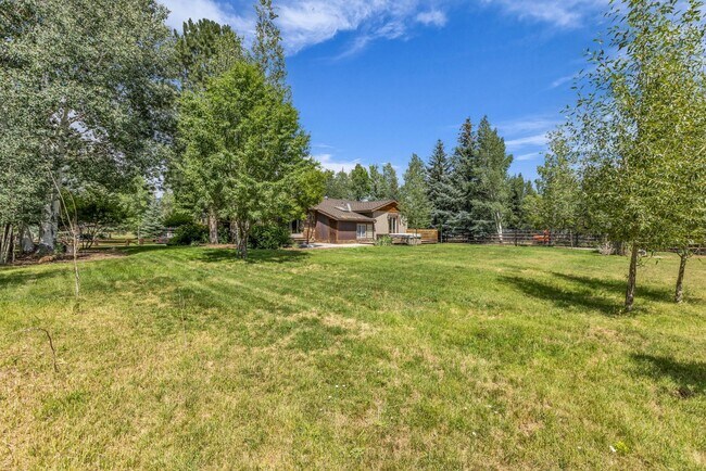 Building Photo - Holiday Ranchettes in Park Meadows