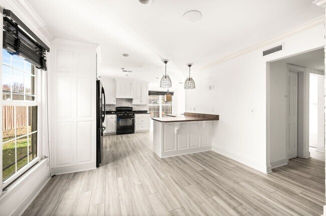 Building Photo - Awesome 4BR/3BA end-unit townhouse in the desirable River Plantation neighborhood!