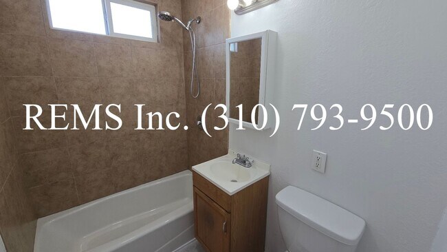 Building Photo - Detached Front House with Laundry Hookups and Garage Parking