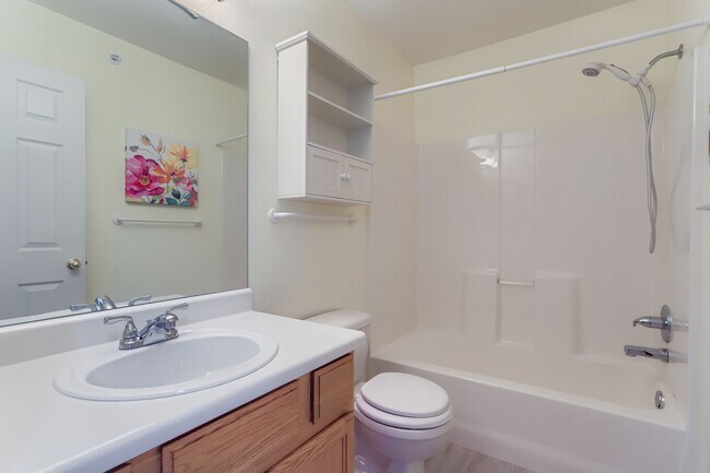 Building Photo - Check out this 2 bed 3 1/2 bath NOW!