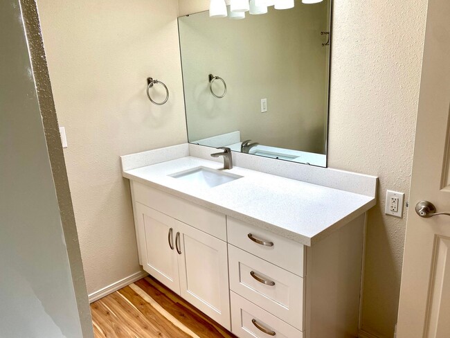 Building Photo - Amazing large 2-bedroom 1 bathroom Apartme...